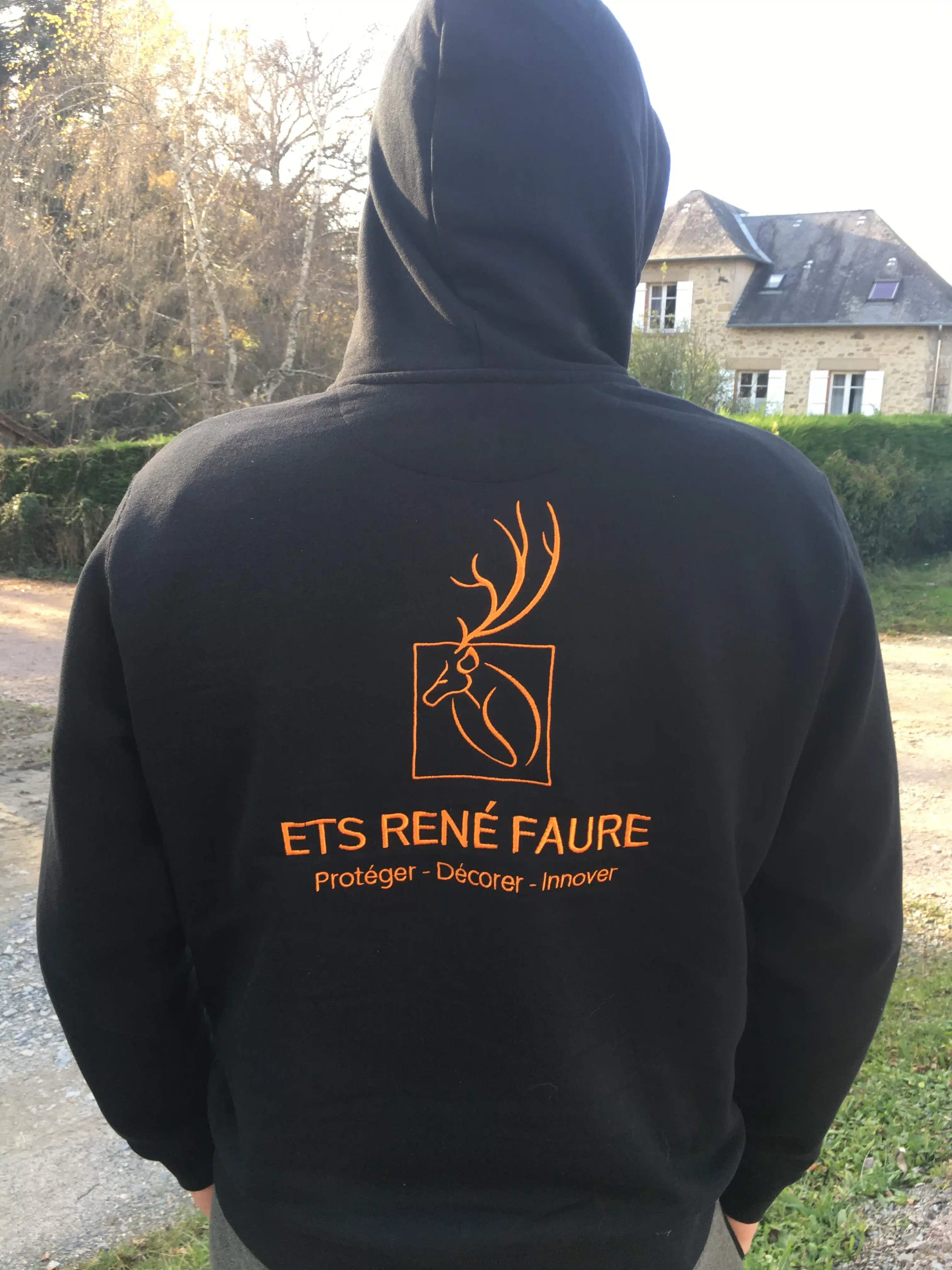 Vêtement brodé